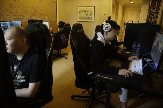 torzsi与 Mouz 签署了多年合同;