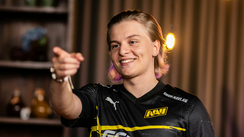 赛后采访小伞：和cat走下路不用带脑子