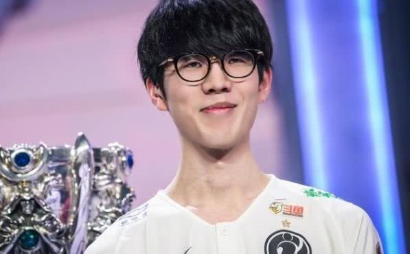 这必须是标志性的加里奥！ faker + Oner 成功覆盖了下路， T1 在没有任何危险的情况下赢得了第一场比赛