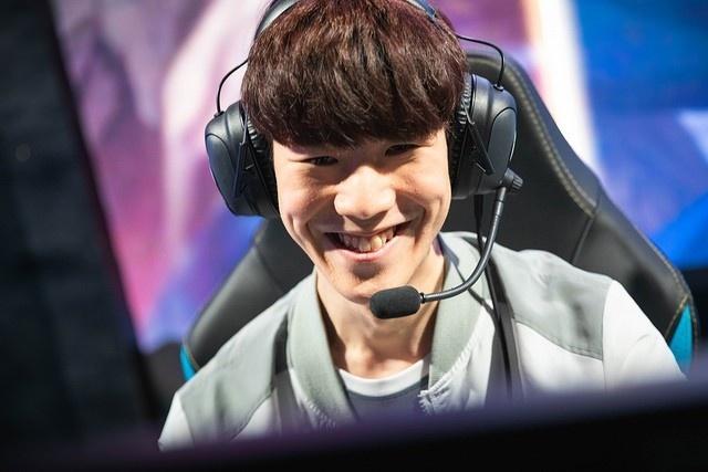 LPL前英文流解说Kitty晒照：昨晚二路直播的look～